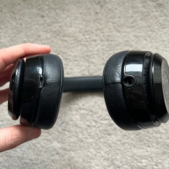 Black Beats Solo3 Wireless Headphones - Picture 3 of 3